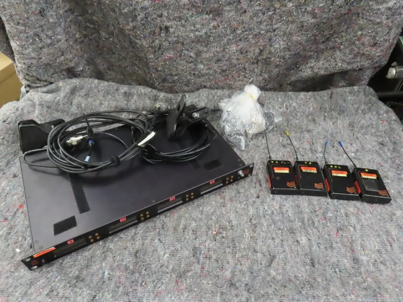 Billede 1 - 4 stk. Trådløse mikrofoner og modtager til rackmontering - AUDIO 2040 (MOMSFRI)