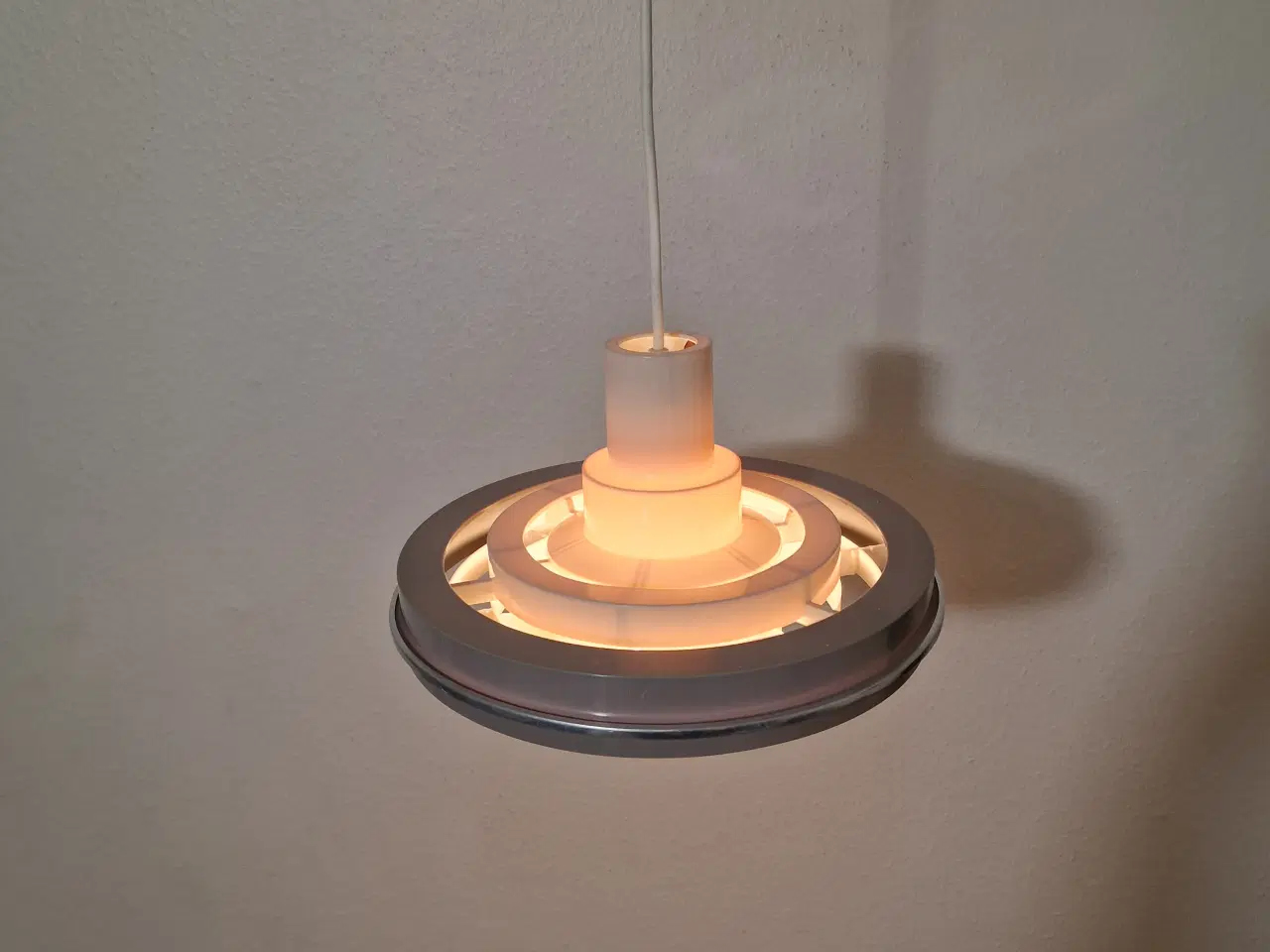 Billede 9 - Fed Space-Age pendel i plast fra 1970'erne.