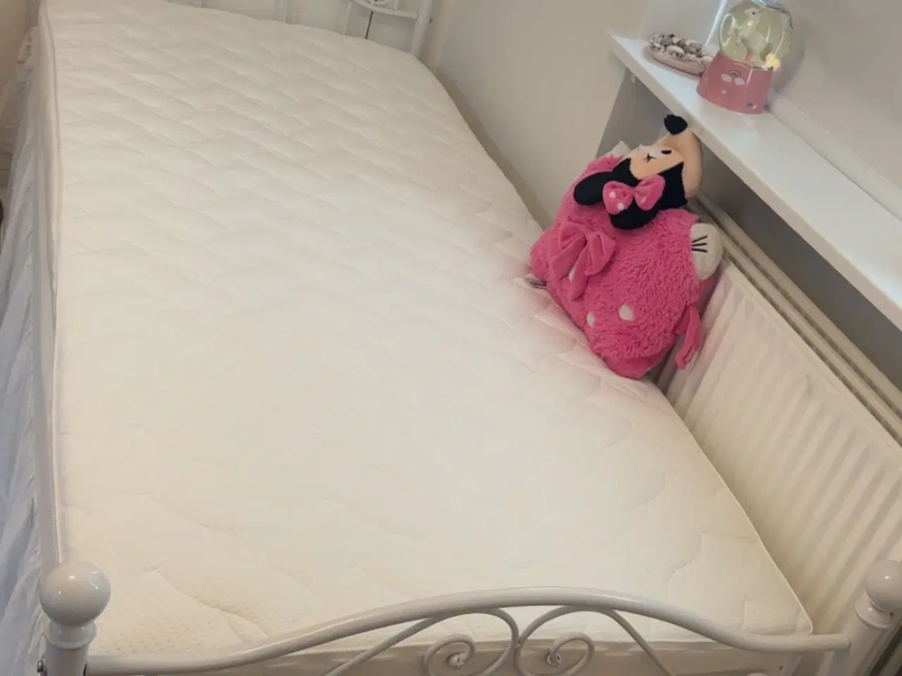 Billede 5 - Seng, reoler og skrivebord