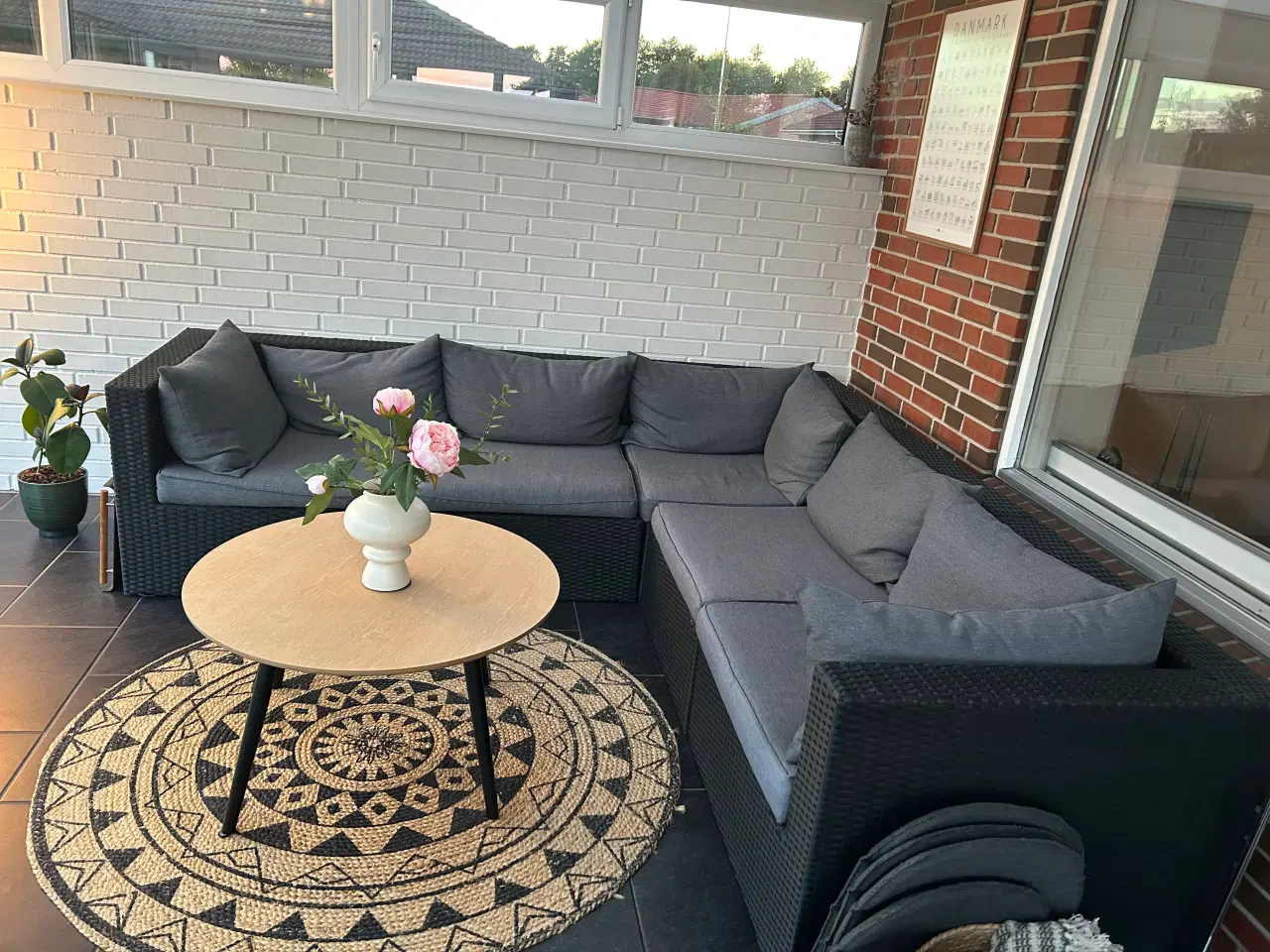 Billede 1 - Loungesofa i polyrattan med sofabord og tæppe 