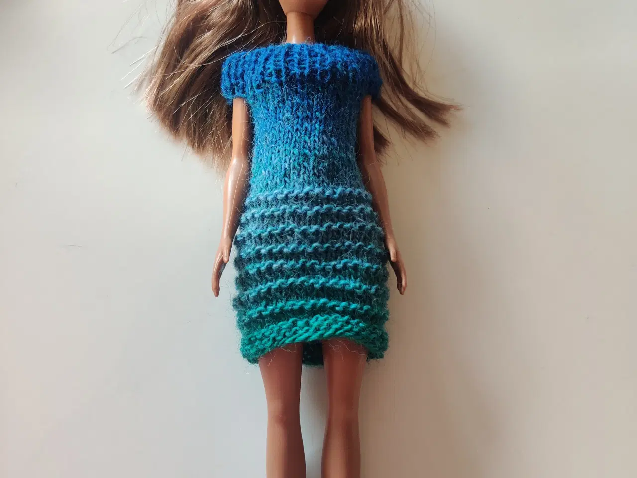 Billede 7 - Hjemmestrikkede Barbie kjoler. Flere farver
