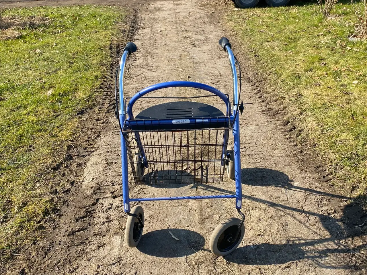 Billede 3 - GOD BLÅ ROLLATOR MED HÅNDBREMSE, KURV OG INTEGRERE