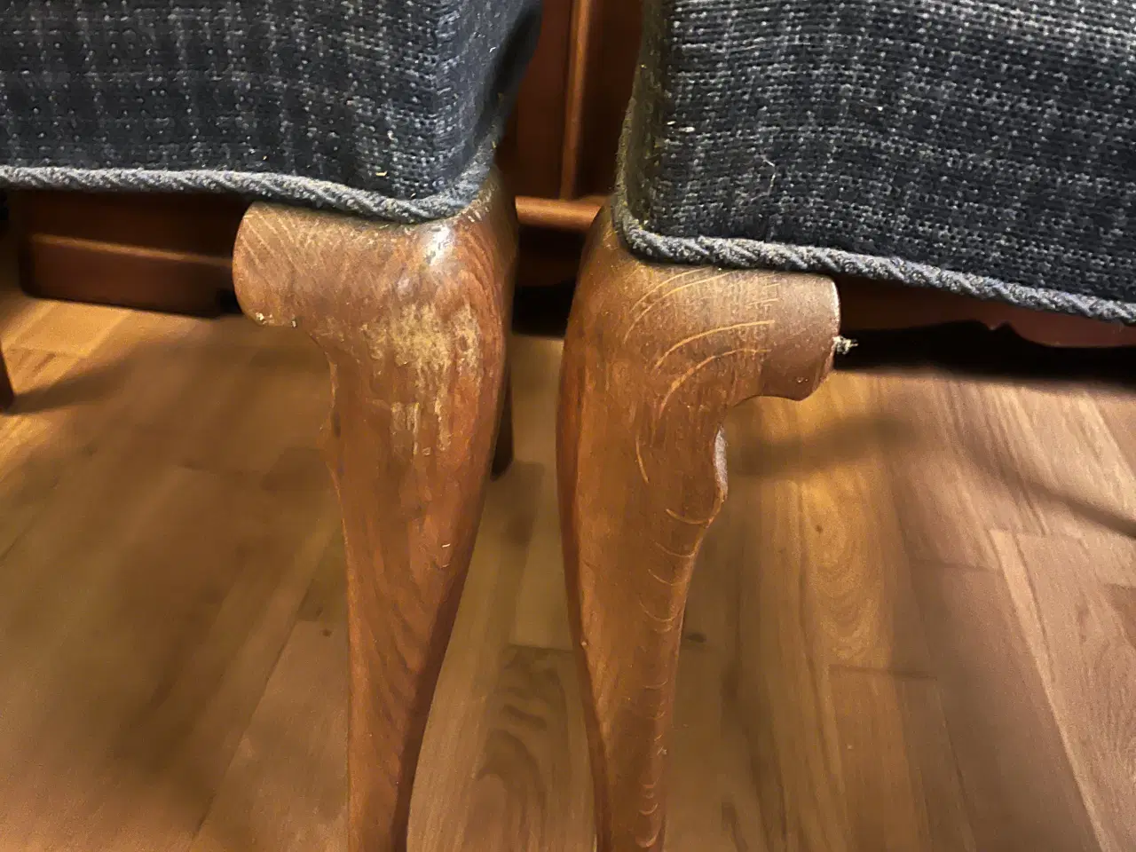 Billede 3 - To gl. spisebordsstole m. polstr. sæder. Giv bud.