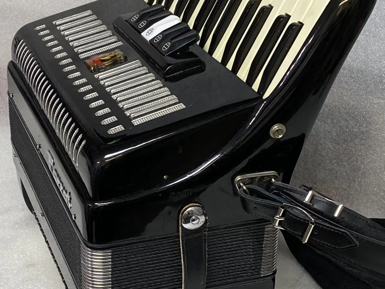 Billede 4 - Perrot harmonika sælges fra samling – nyserviceret