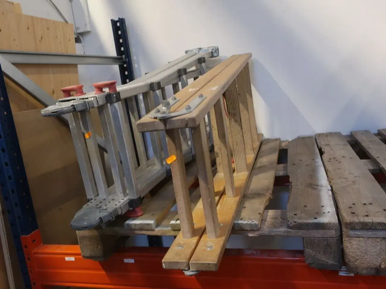 Billede 2 - 3 stk. stiger og div. Kasser