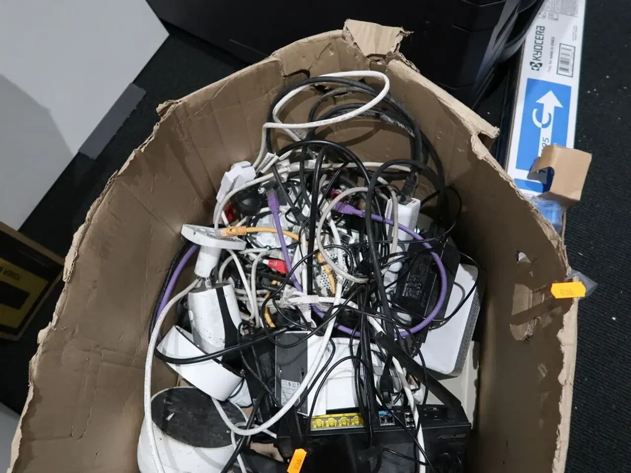 Billede 2 - Kasse med overvågningudstyr m.m.