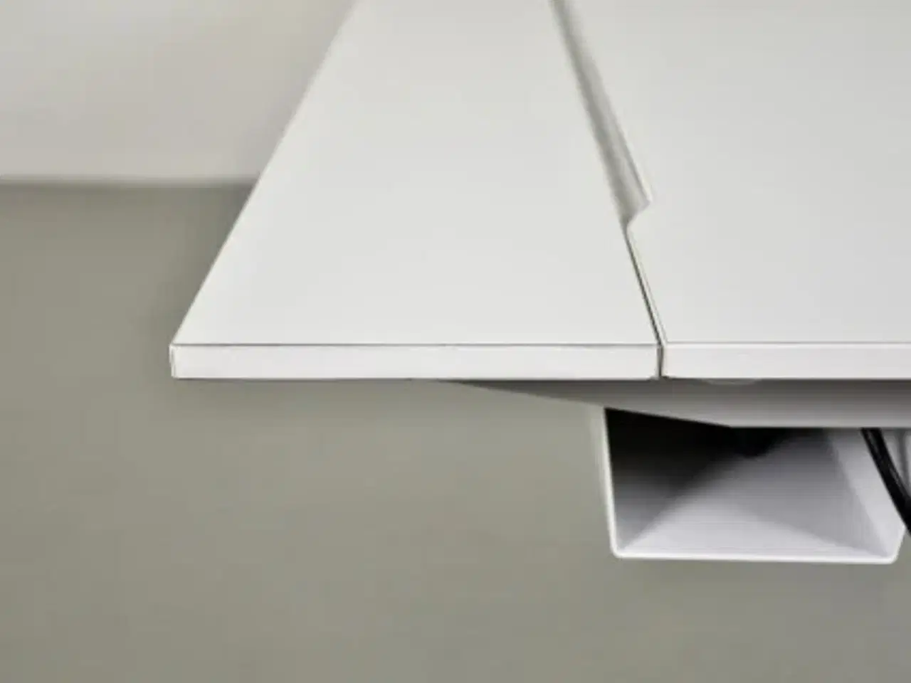 Billede 10 - Hæve-/sænkebord med hvid plade, hvidt stel og penneskuffe, 180 cm.