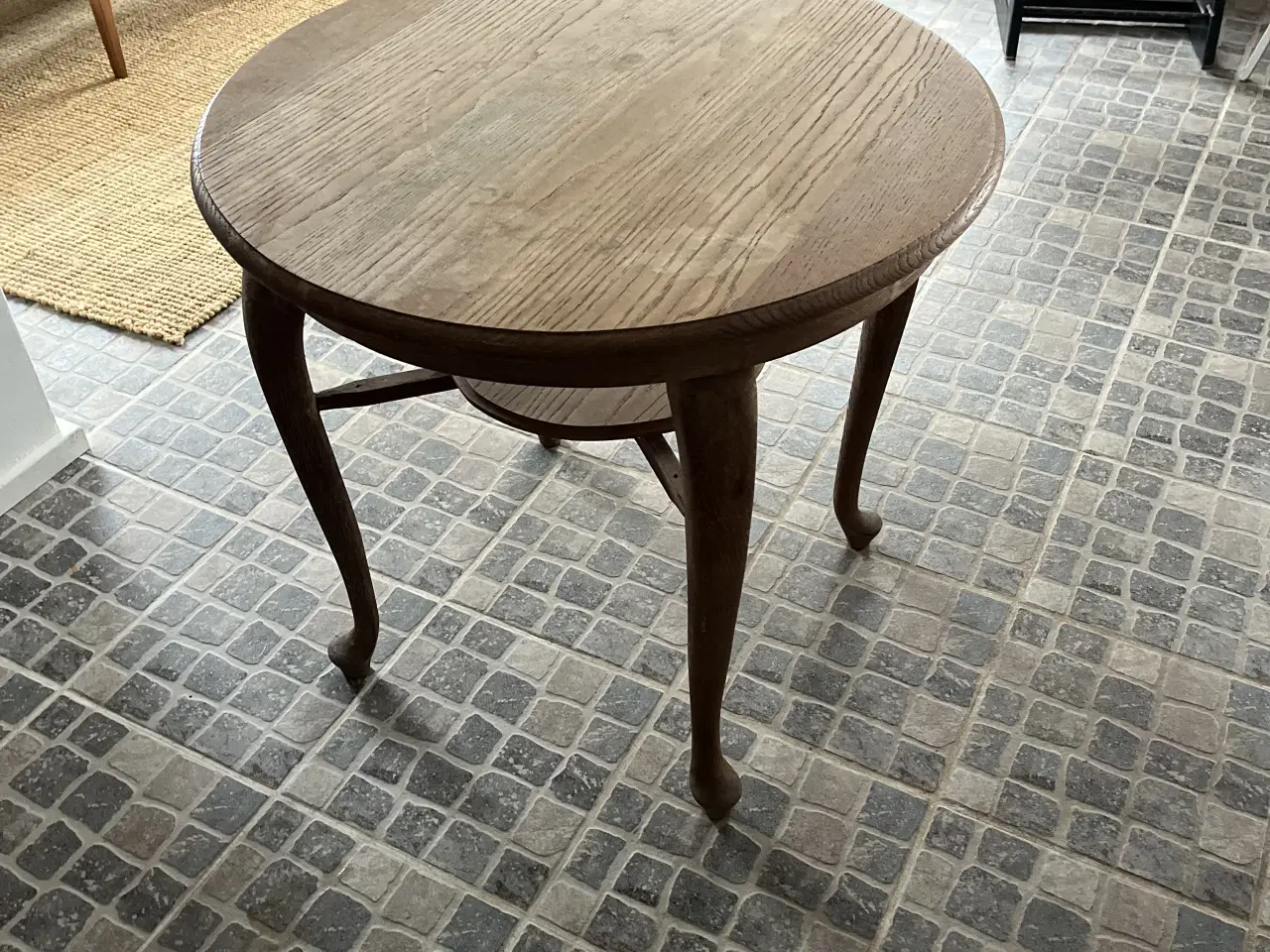 Billede 1 - Rundt bord med hylde under