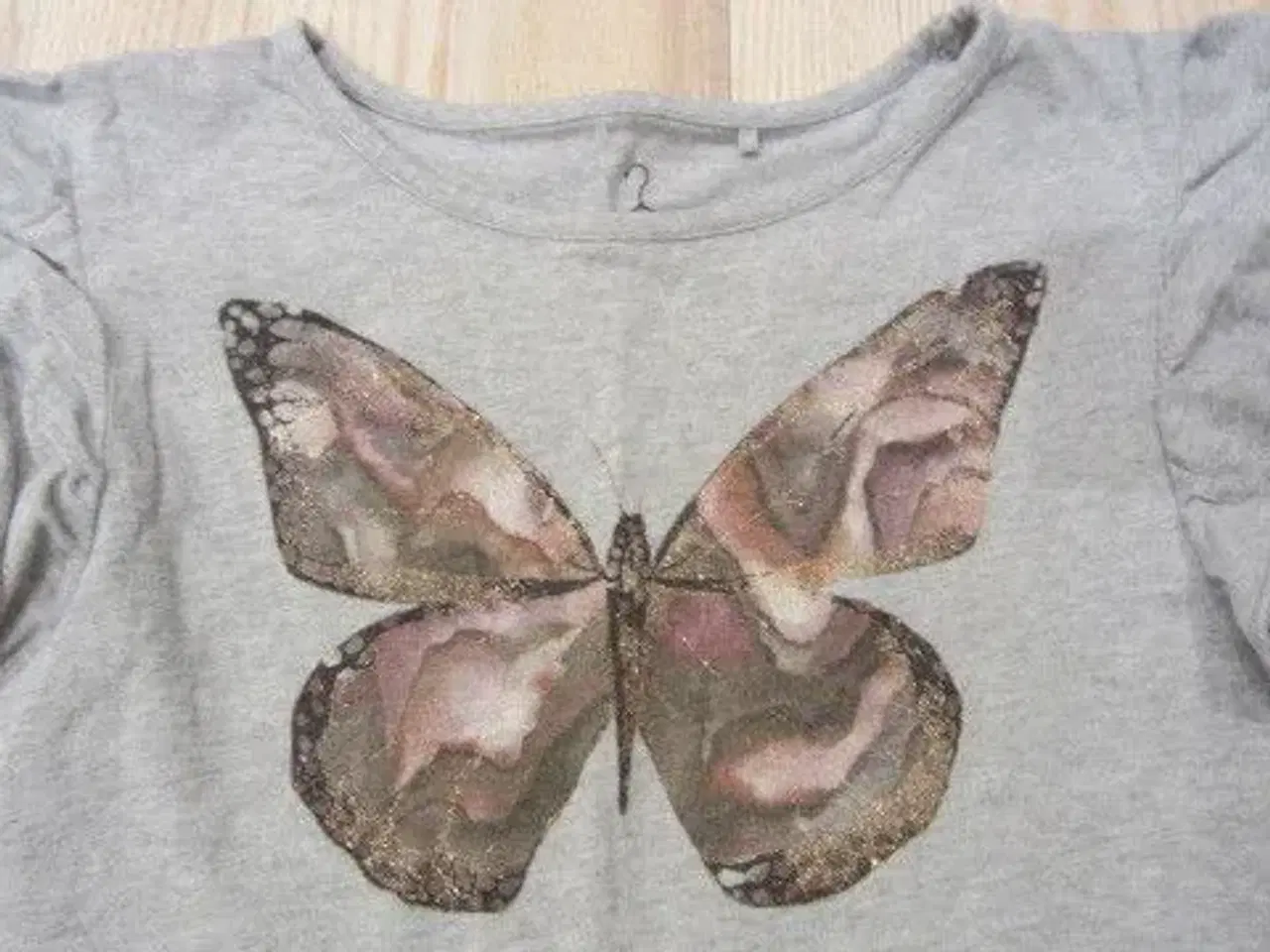 Billede 2 - Str. 146, t-shirt m. sommerfugl