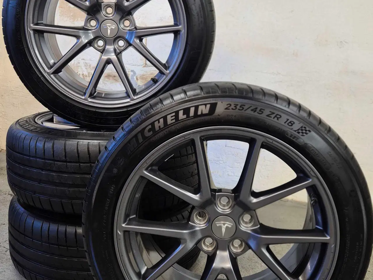 Billede 1 - TESLA MODEL 3 ORIGINAL ALUFÆLGE MED SOMMERDÆK NYE