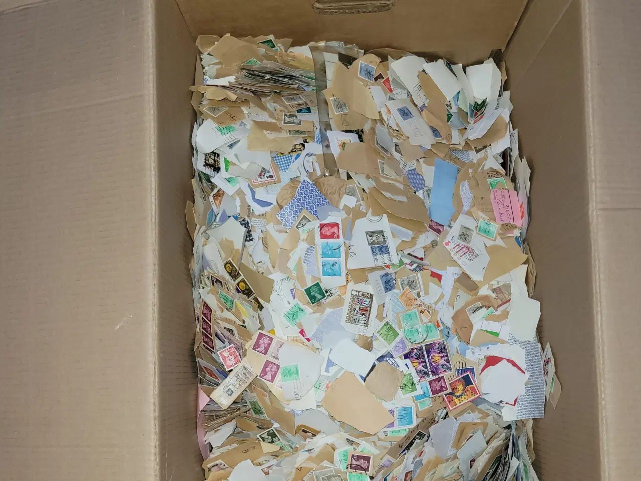 Billede 1 - 2 flyttekasser med frimærker (29 kg.) inkl. kasser