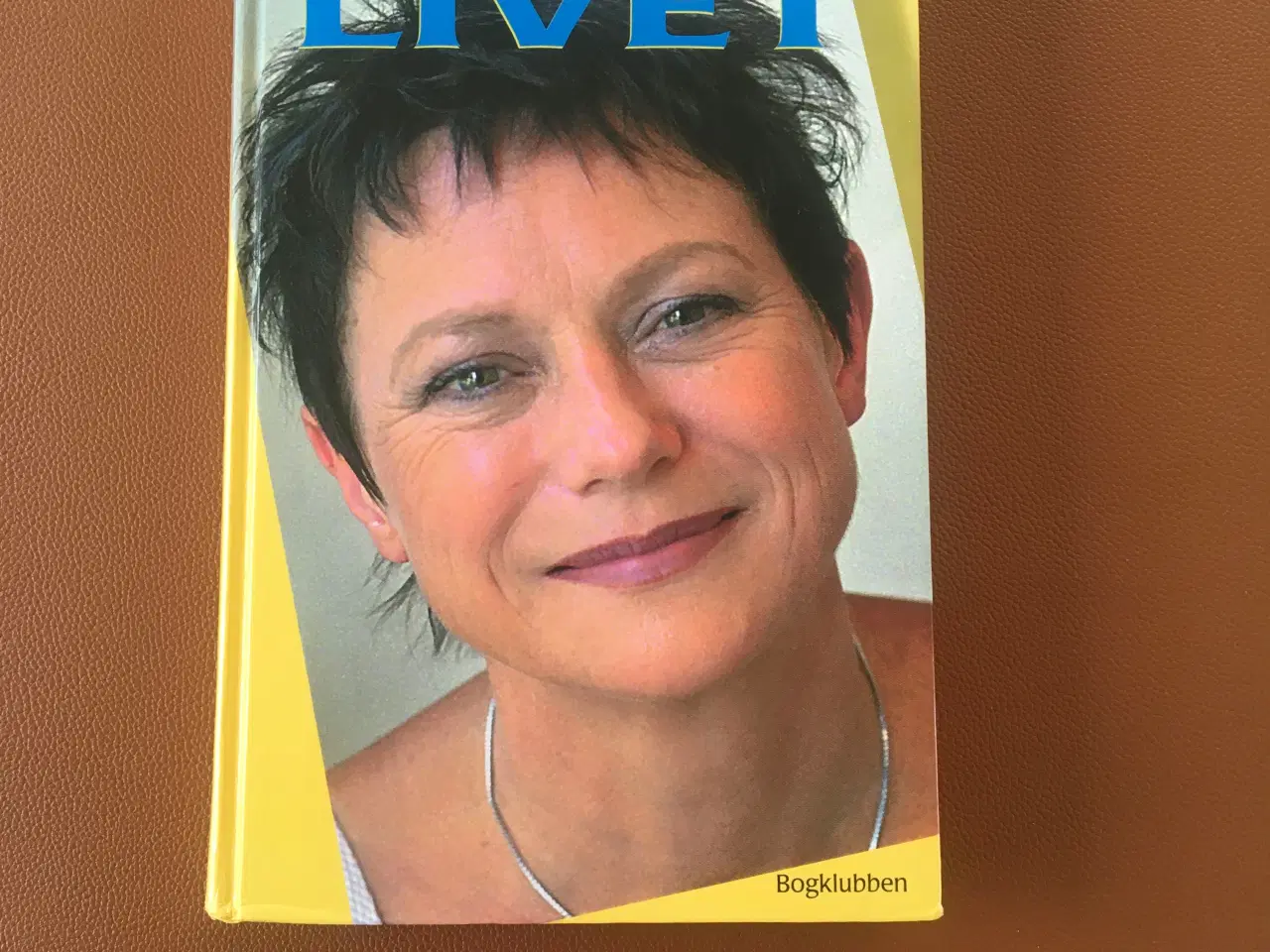 Billede 1 - At overkomme livet af Lisbet Dahl, Biografi 