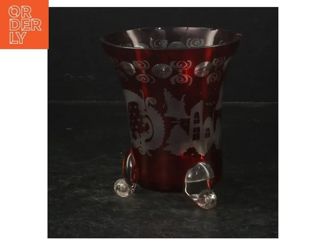 Billede 1 - Rødt glas med mønster (str. Ø. 10 cm. længde, 12 cm)