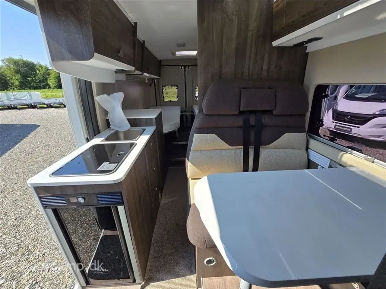Billede 9 - 2025 - Benimar Benivan 160 ES Udstyret klar til Ferie. Solcelle. markise. elektrisk indgangstrin. kompressorkøleskab.