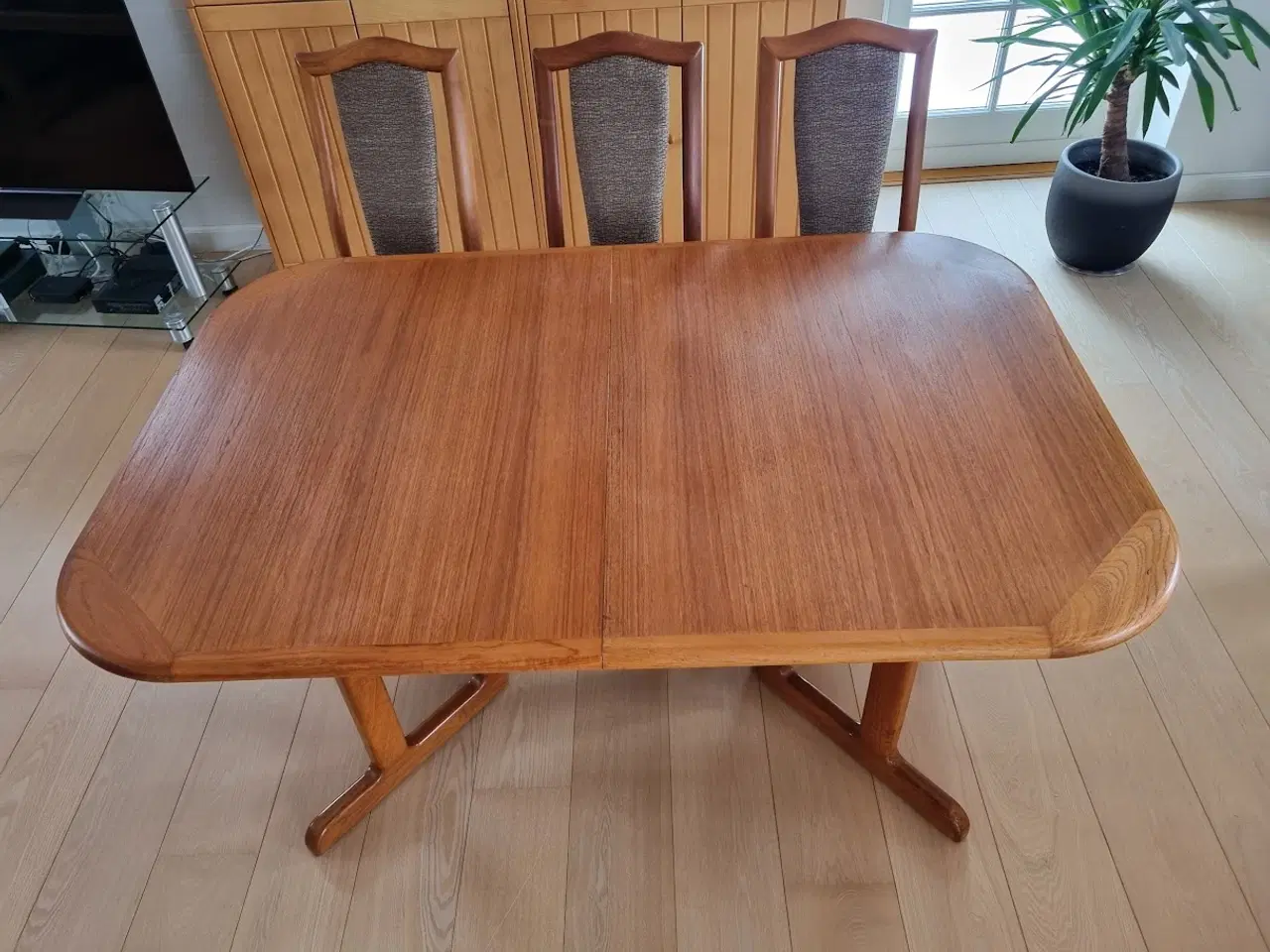 Billede 3 - Spisebord med stole i teak Skovby