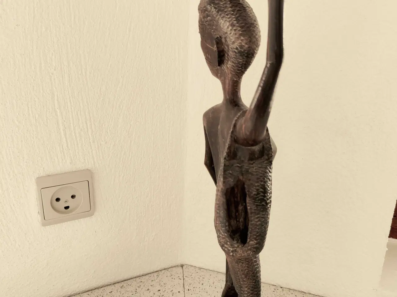 Billede 3 - Flot afrikansk træfigur i mørkt hårdttræ