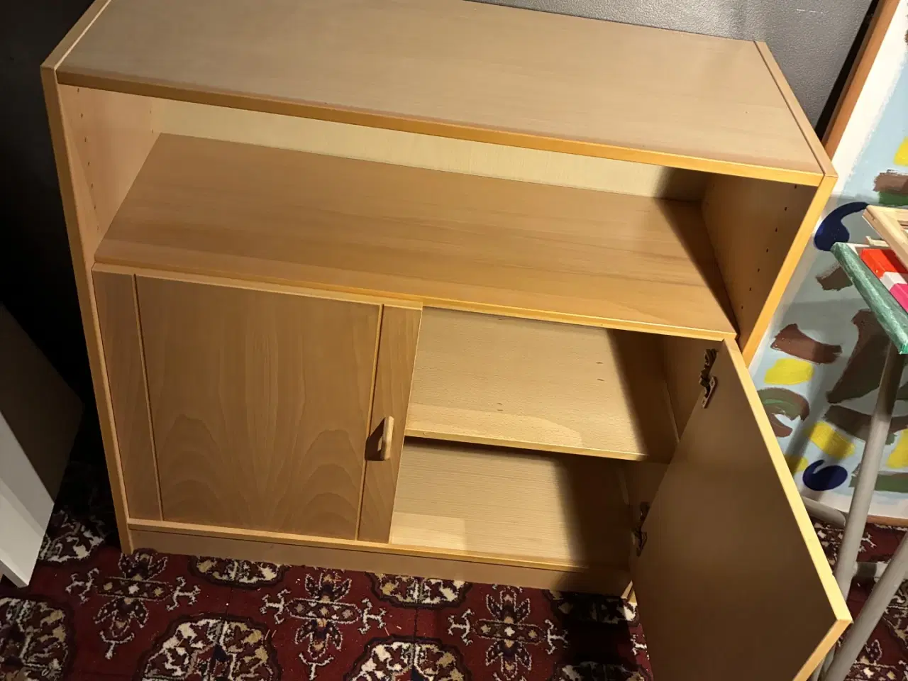 Billede 1 - Skab af bøg med hylder og 2 låger