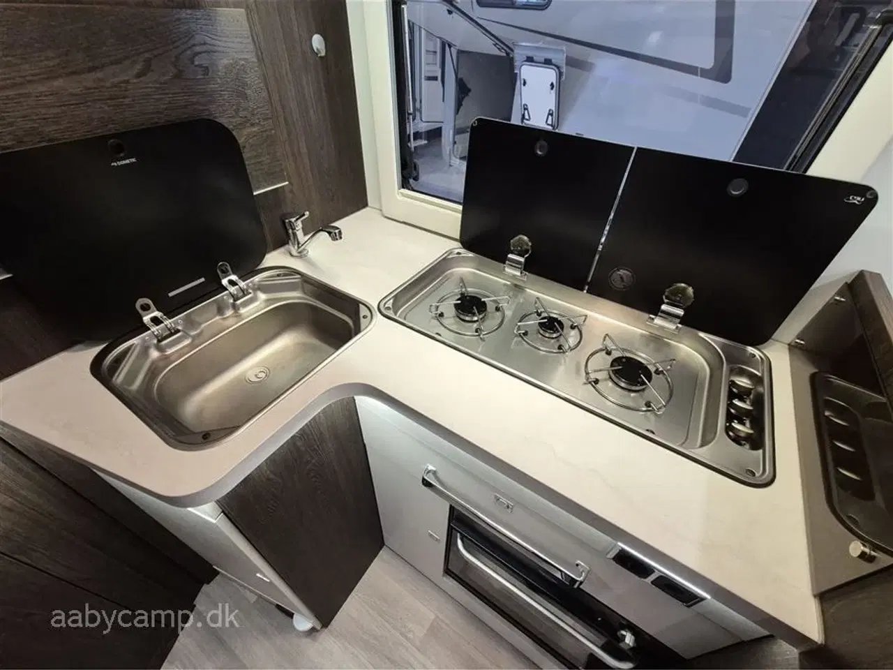 Billede 13 - 2020 - Benimar Tessoro 487   Nk pakke. Automatgear. Solcelle. 2x batteri. 2000W Inverter. elektriske støtteben.  Thetford ovn. sommer/vinterhjul. fuld service.  Kun 40,000 Km!!!