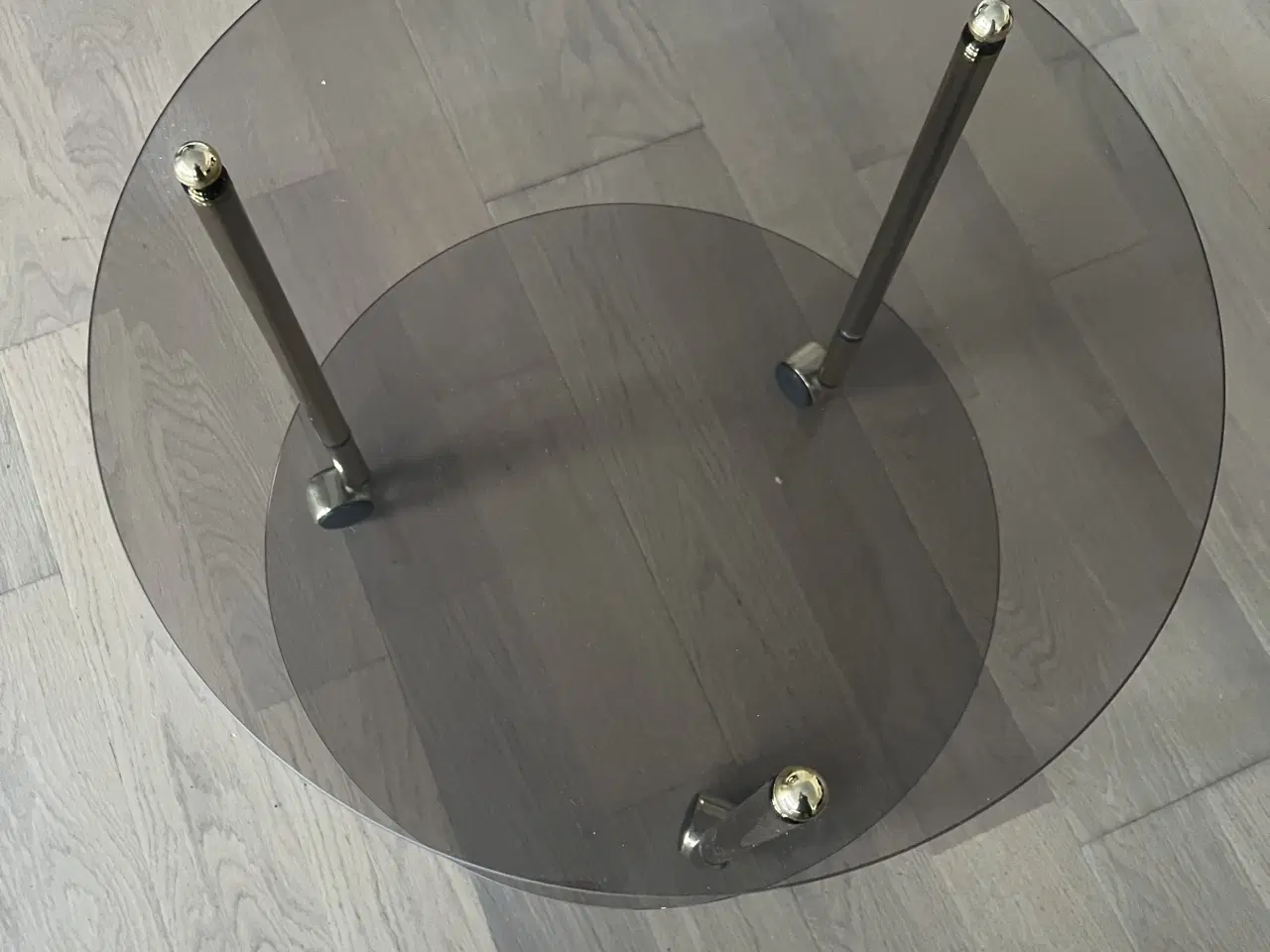 Billede 3 - Flot rullebord med røgfarvet glas og “messing”