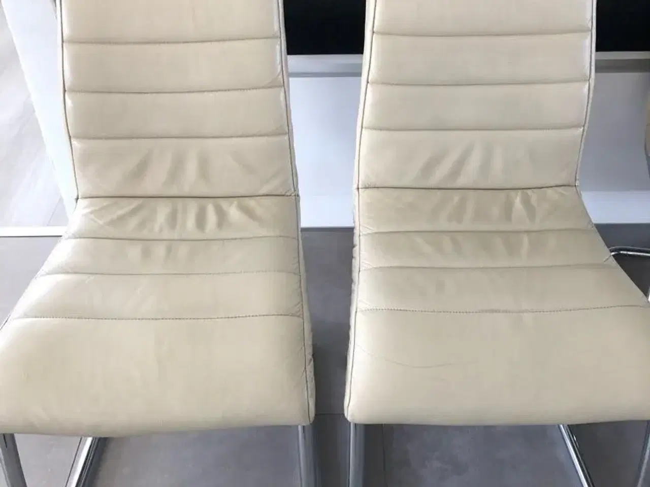 Billede 2 - Spisebordsstole i hvid læder
