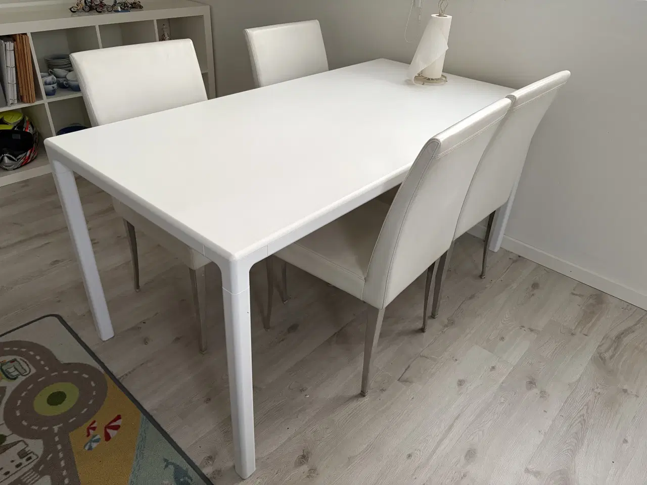 Billede 2 - Nærmest nyt spisebord 