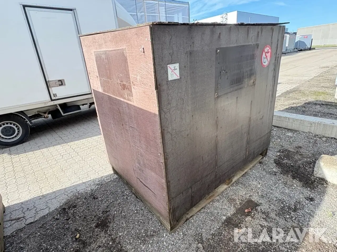 Billede 4 - Isoleret kasse med vandtank og vandværk