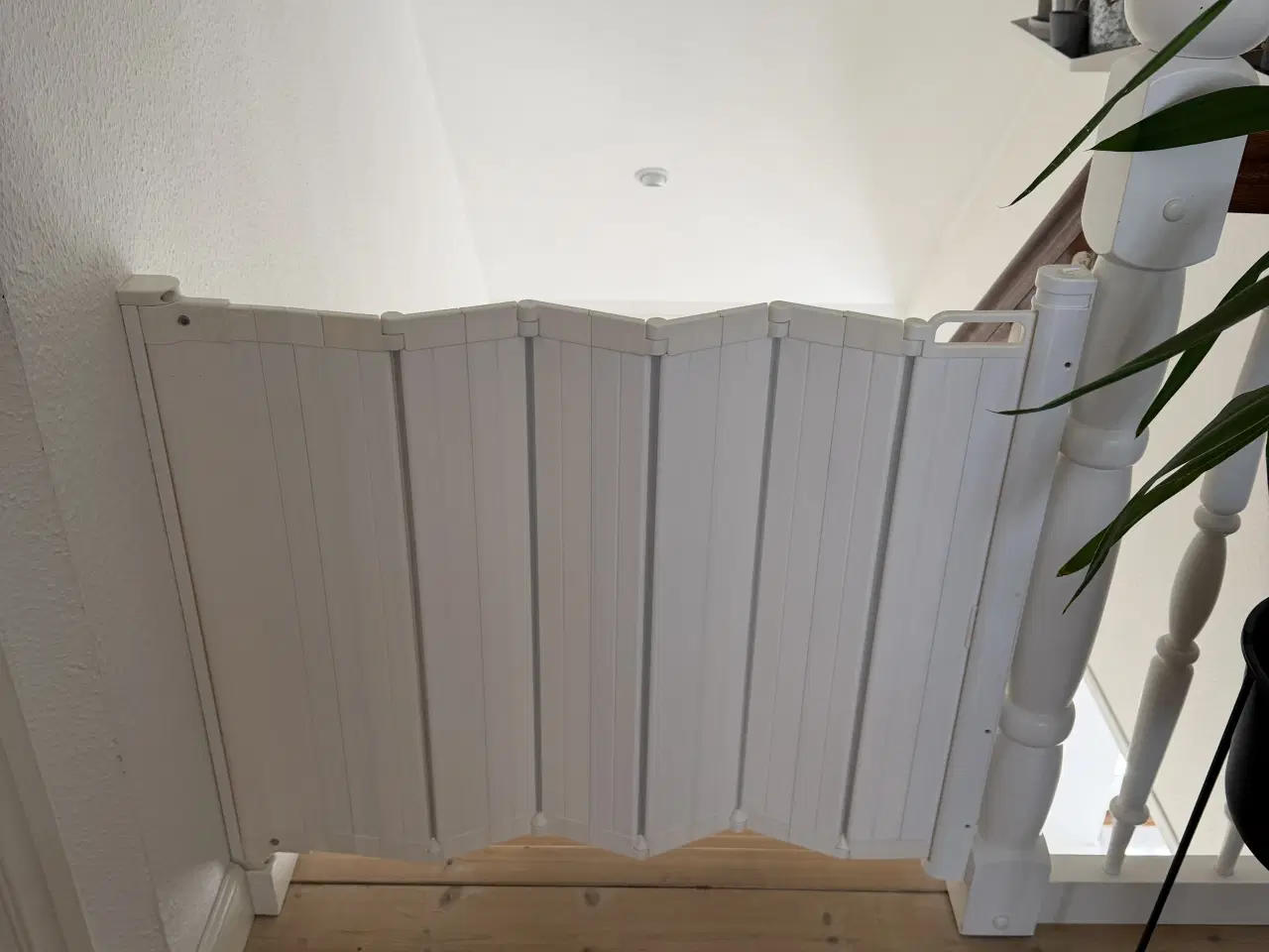 Billede 1 - BabyDan Guard Me sikkerhedsgitter, hvid – 55-89 cm
