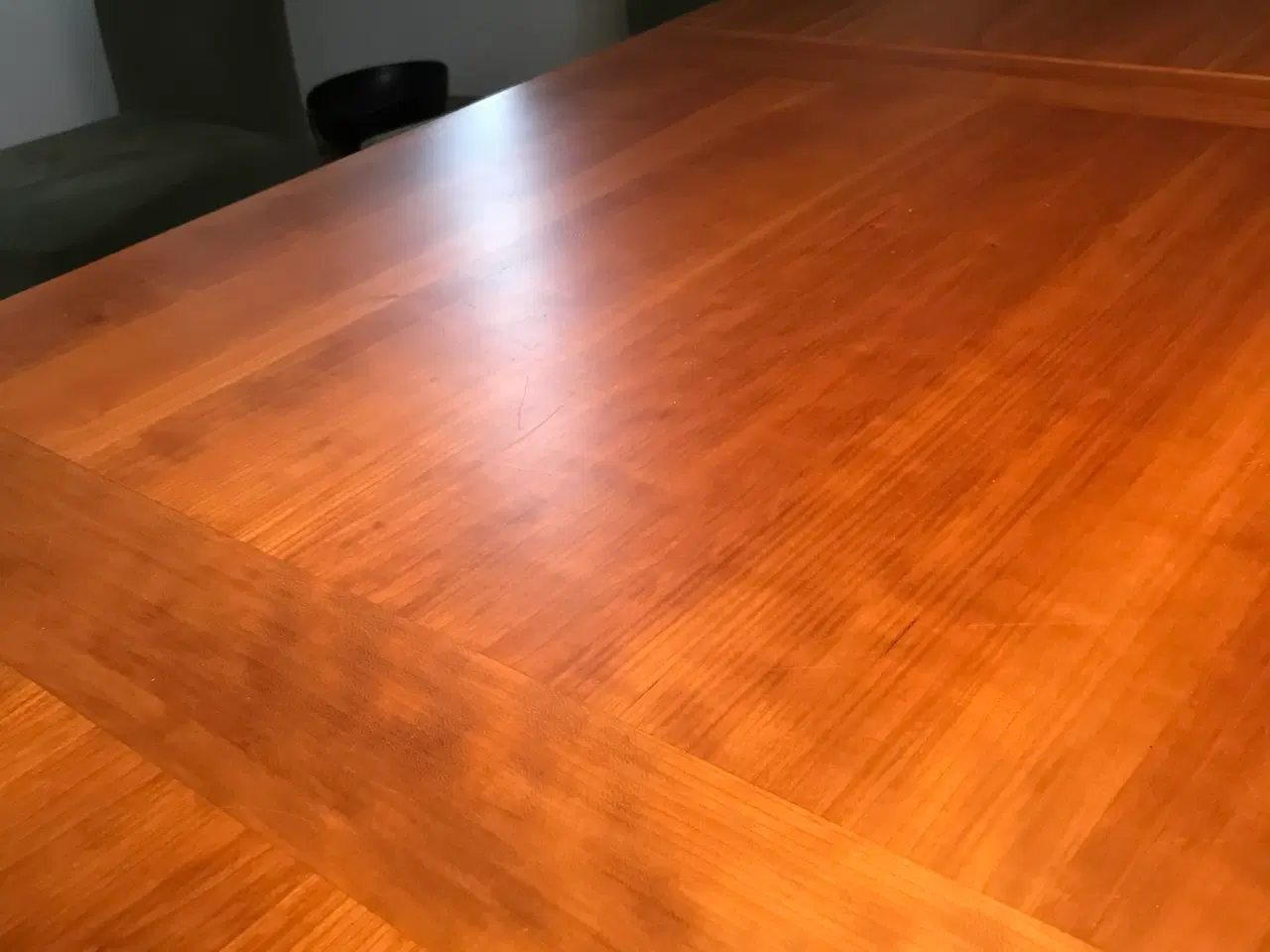 Billede 5 - Stort spisebord i kirsebærtræ med 6 stole
