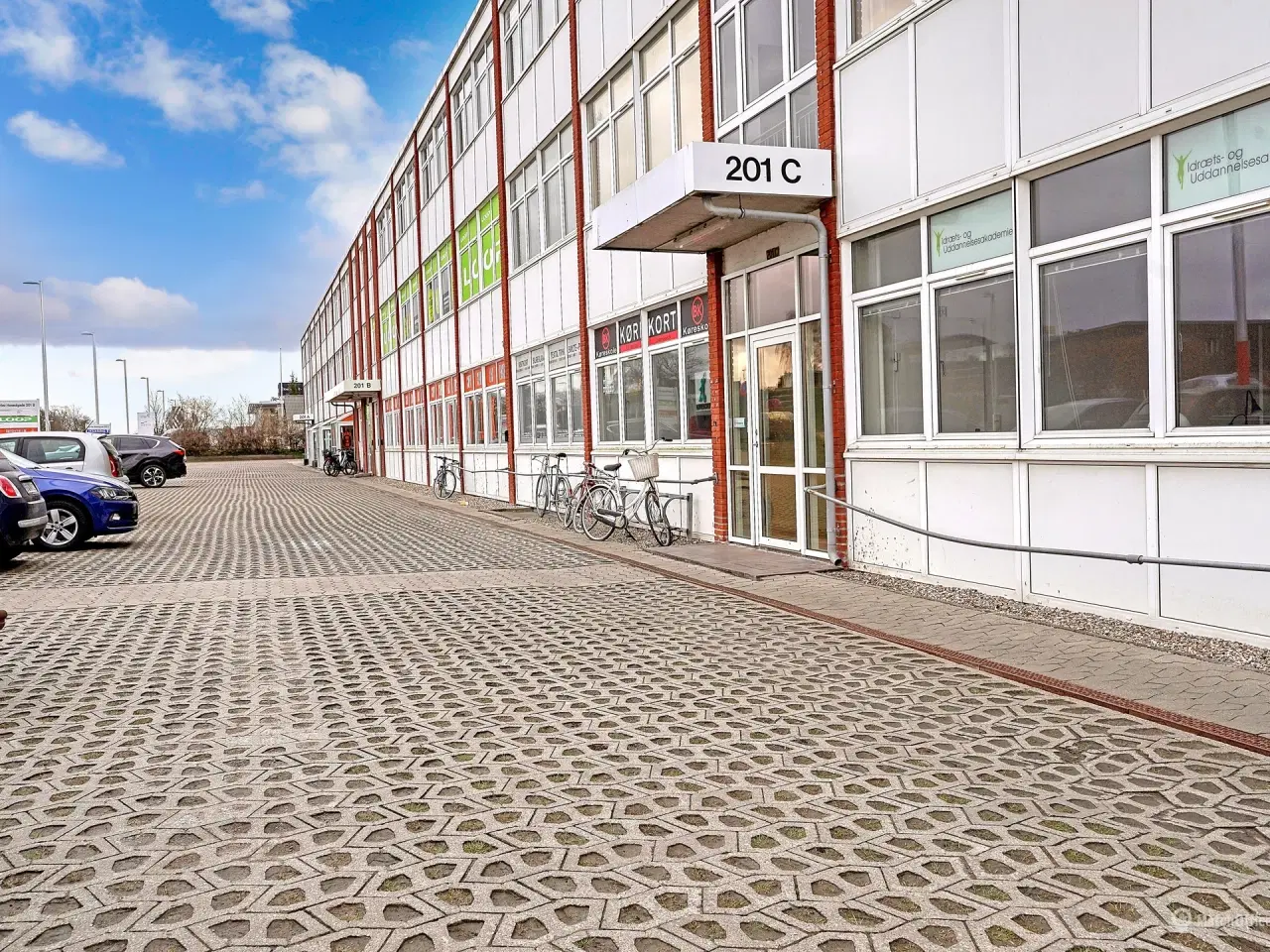 Billede 15 - Centralt beliggende ejendom med synlig facade mod Herlev Hovedgade