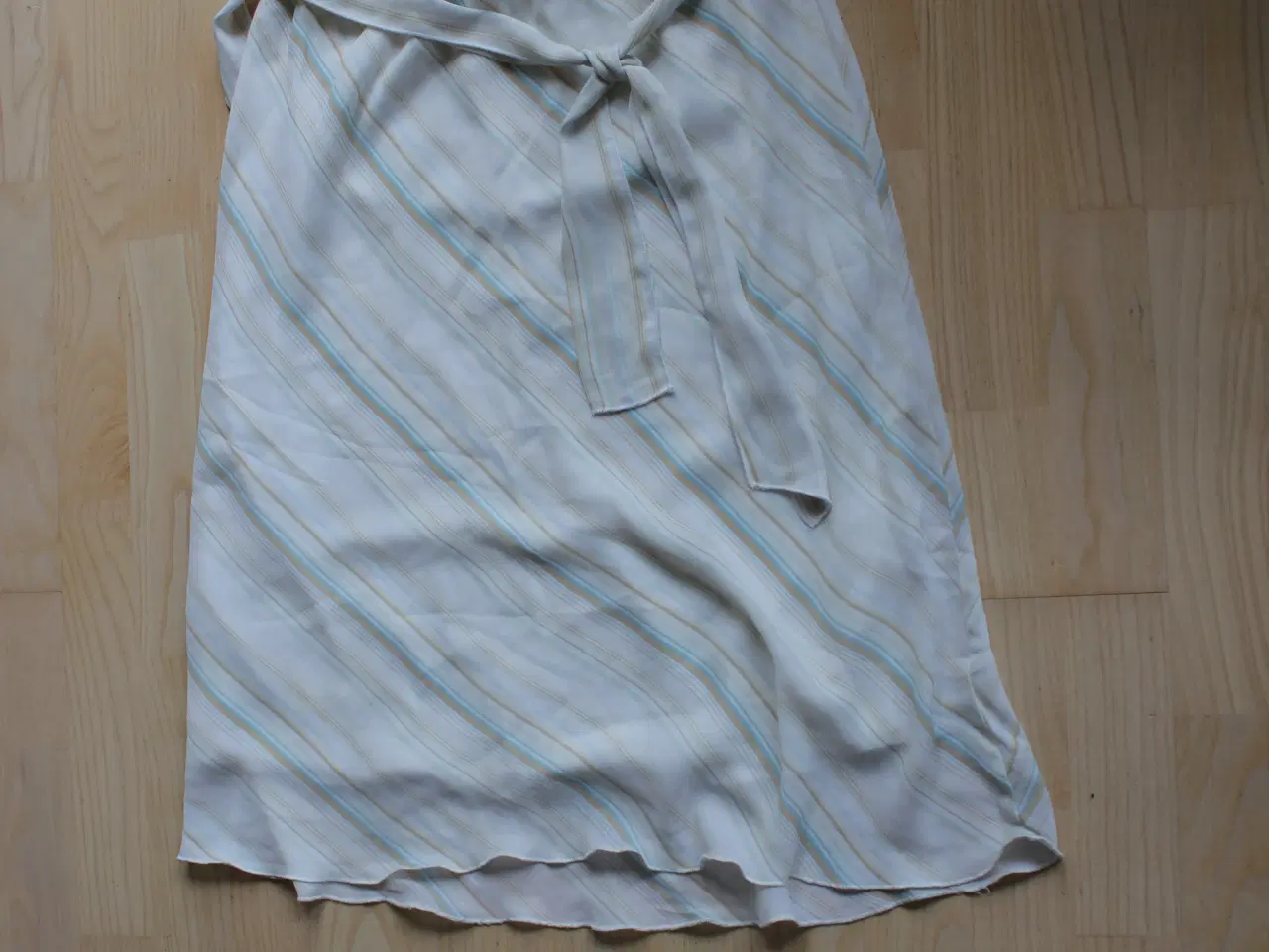 Billede 2 - Nederdel, t-shirt og skjorte, Blandede, str. 42/44