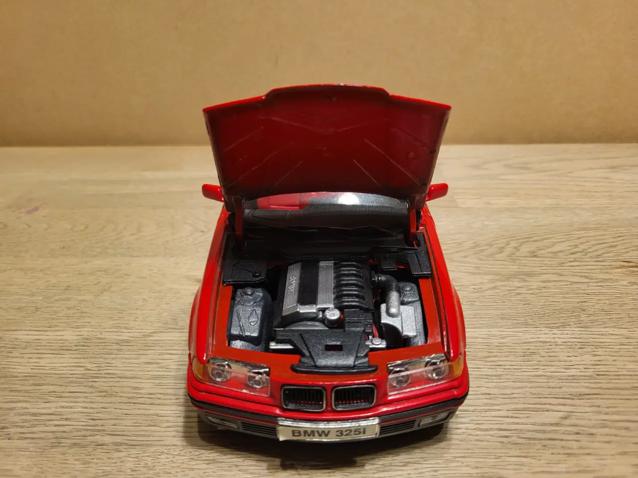 Billede 5 - Modelbil. BMW 325i Convertible (1993) Skala 1/18