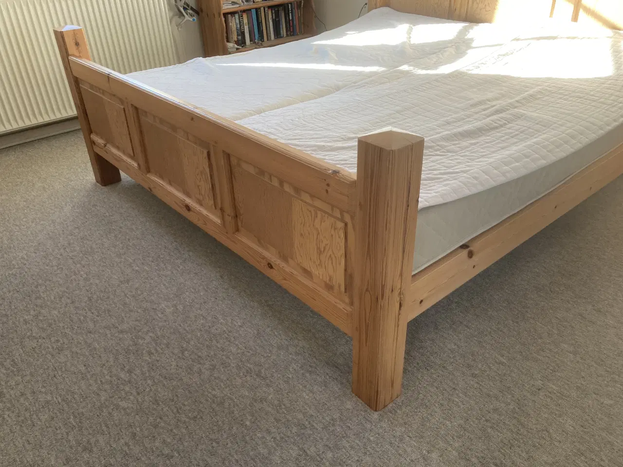 Billede 7 - Dobbeltseng med fyldninger i gavle