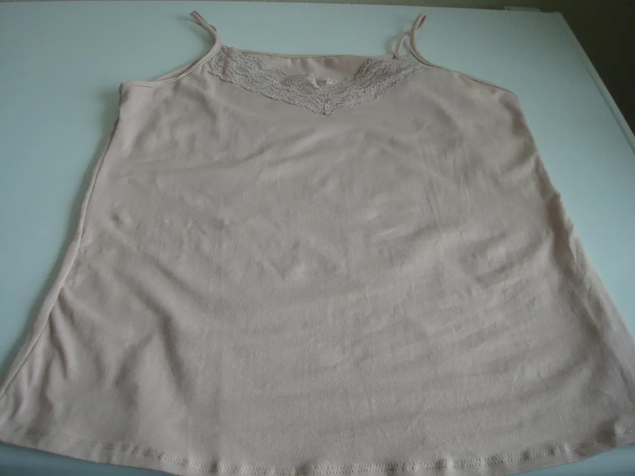 Billede 3 - NYE Undertrøjer/toppe XL med blonde i halsen og