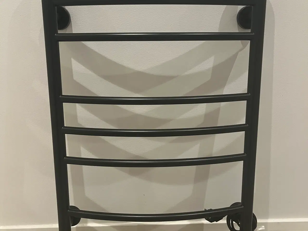 Billede 1 - Matsort ELDO 9 buet elektrisk håndklædetørrer