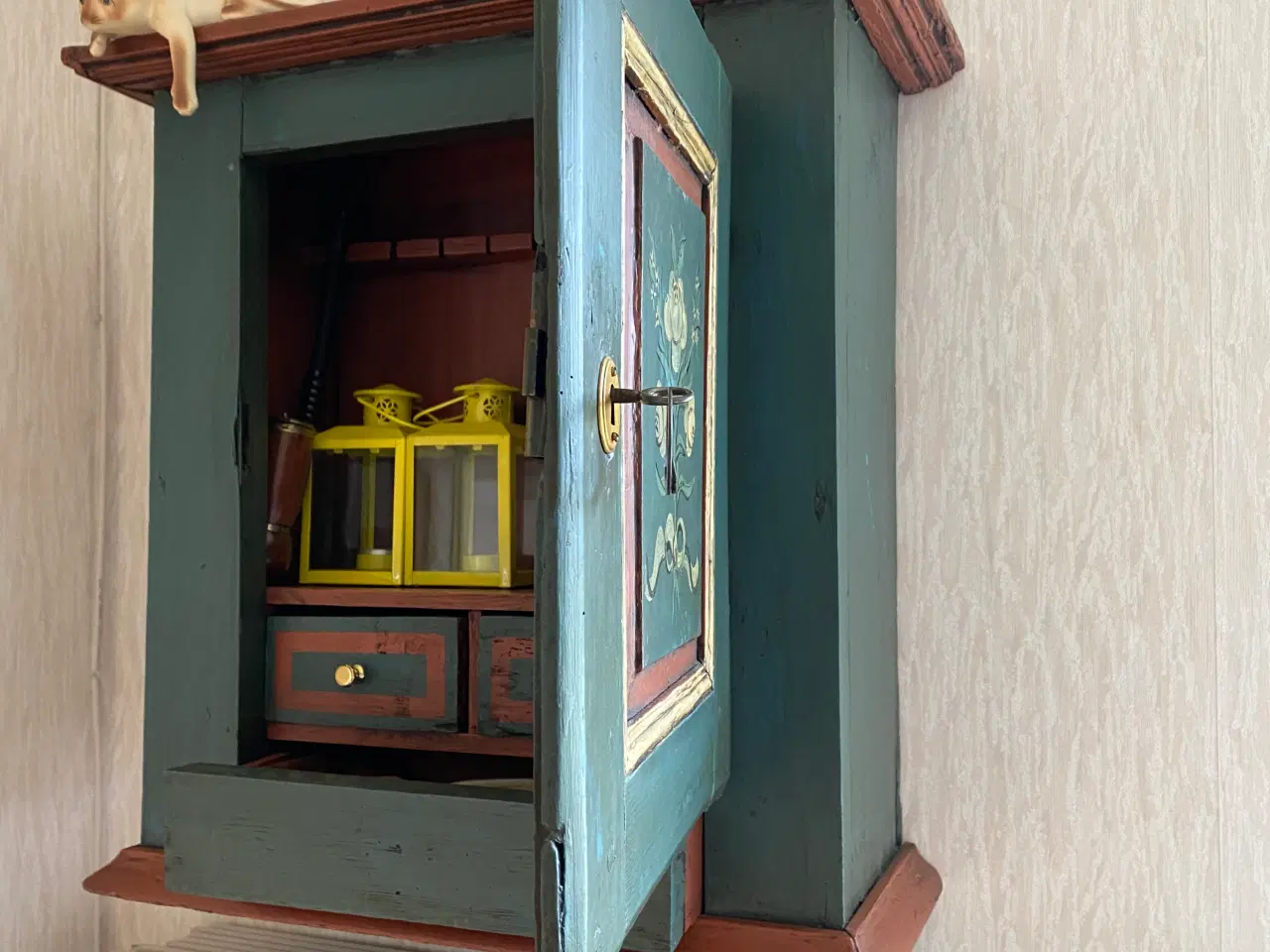 Billede 2 - Gammel Almue malet tobaksdkab