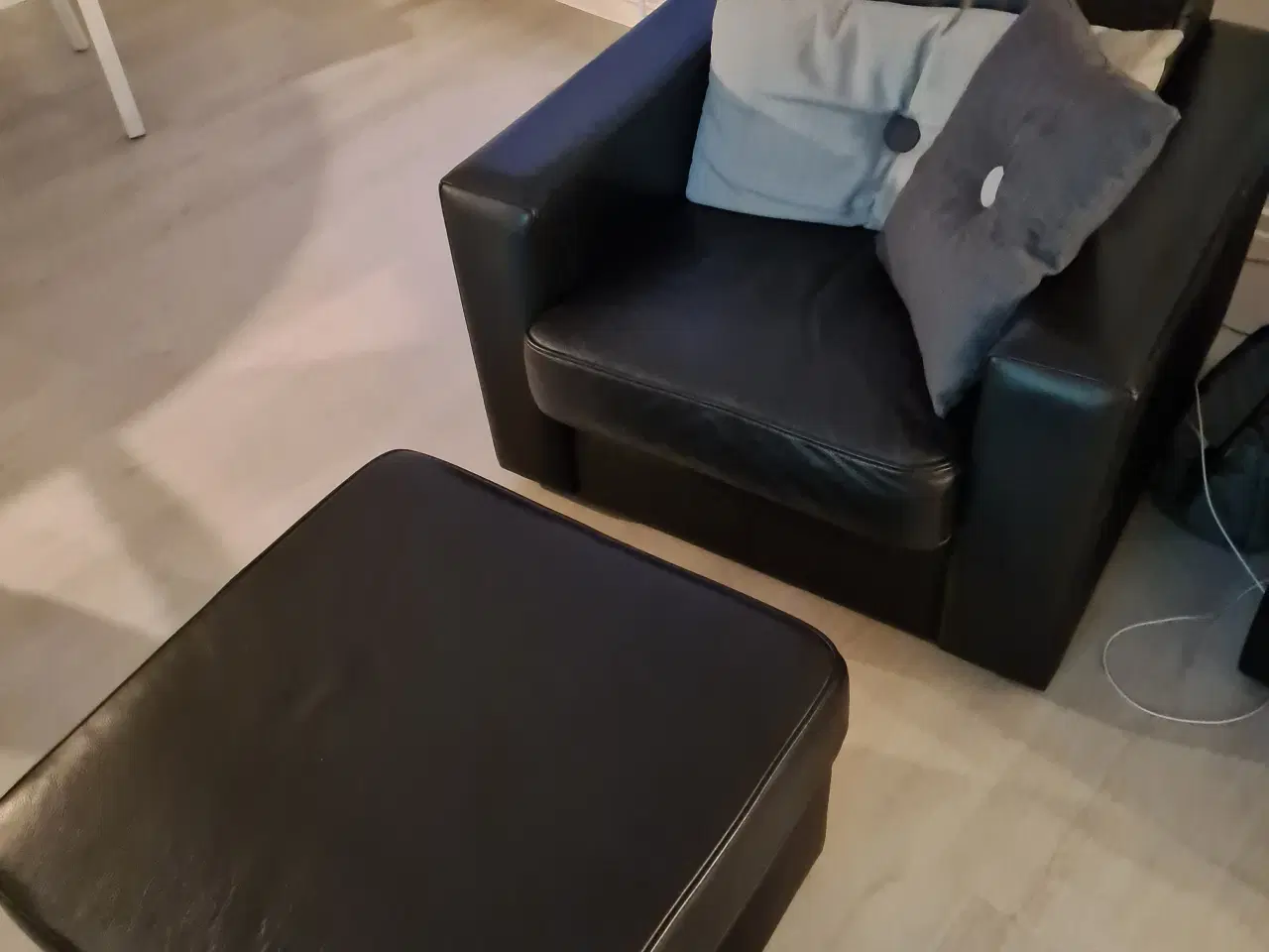 Billede 4 - Sofa, lænestol og fodskammel i ægte læder