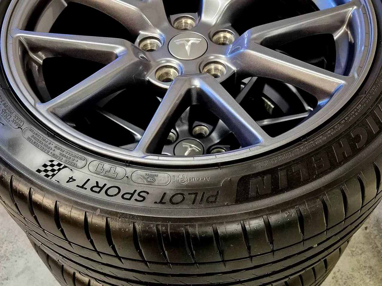 Billede 2 - TESLA MODEL 3 ORIGINAL ALUFÆLGE MED SOMMERDÆK NYE