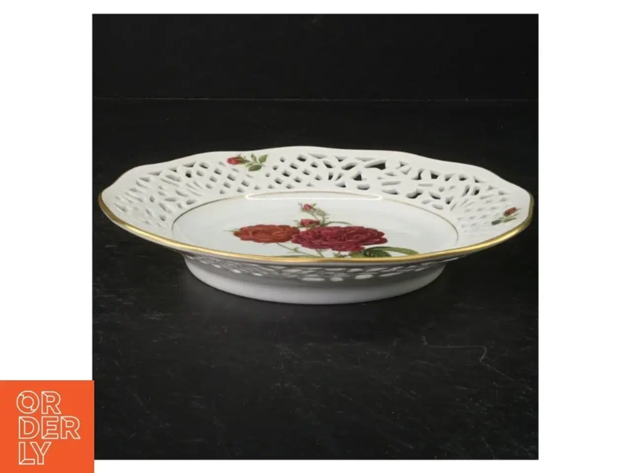 Billede 2 - Porcelænstallerkener med gennembrudt kant og rosendekoration fra Firkløveren