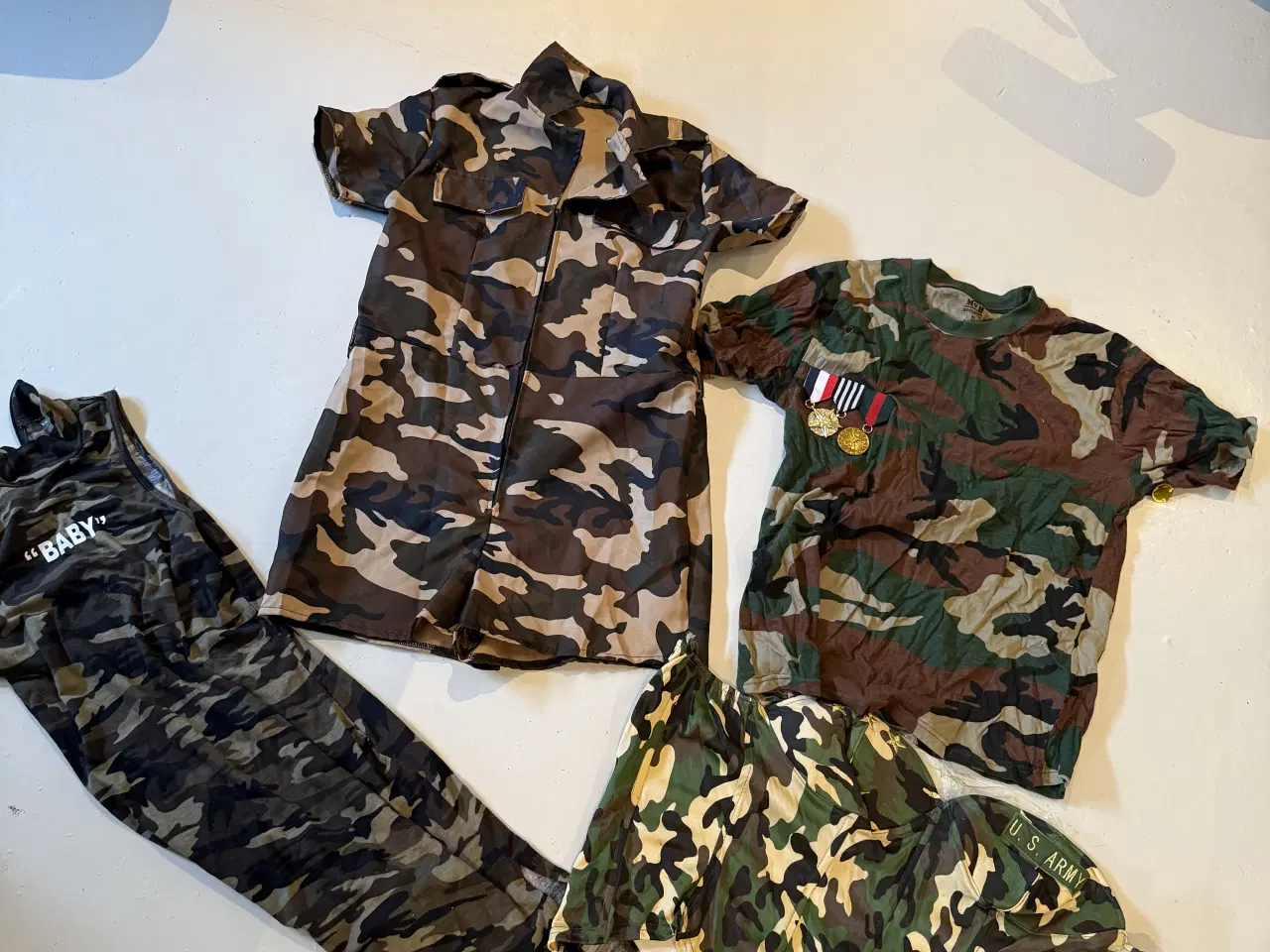 Billede 12 - Forskellige kostumer sælges byd.