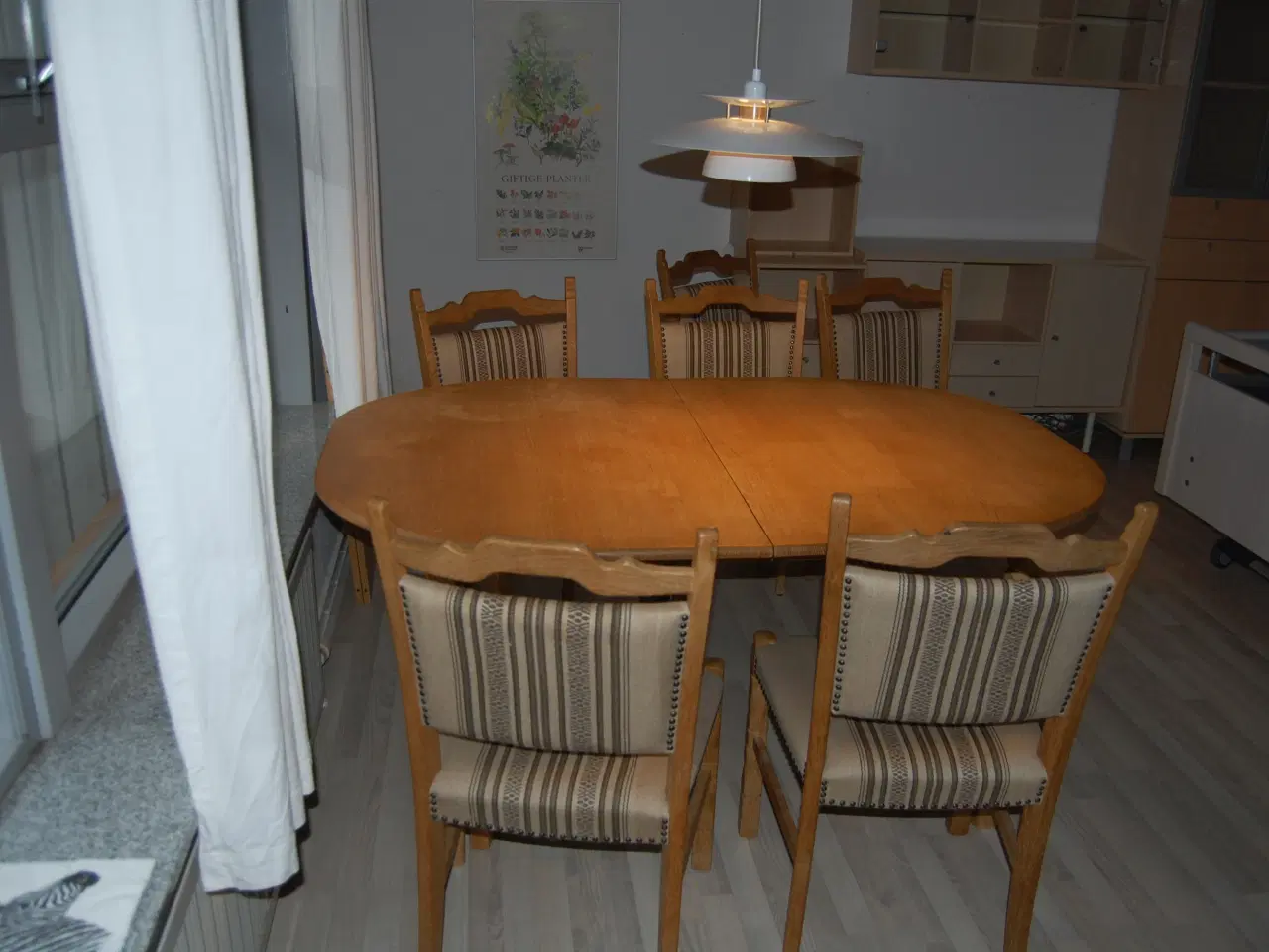 Billede 4 - Spisebord i eg med stole