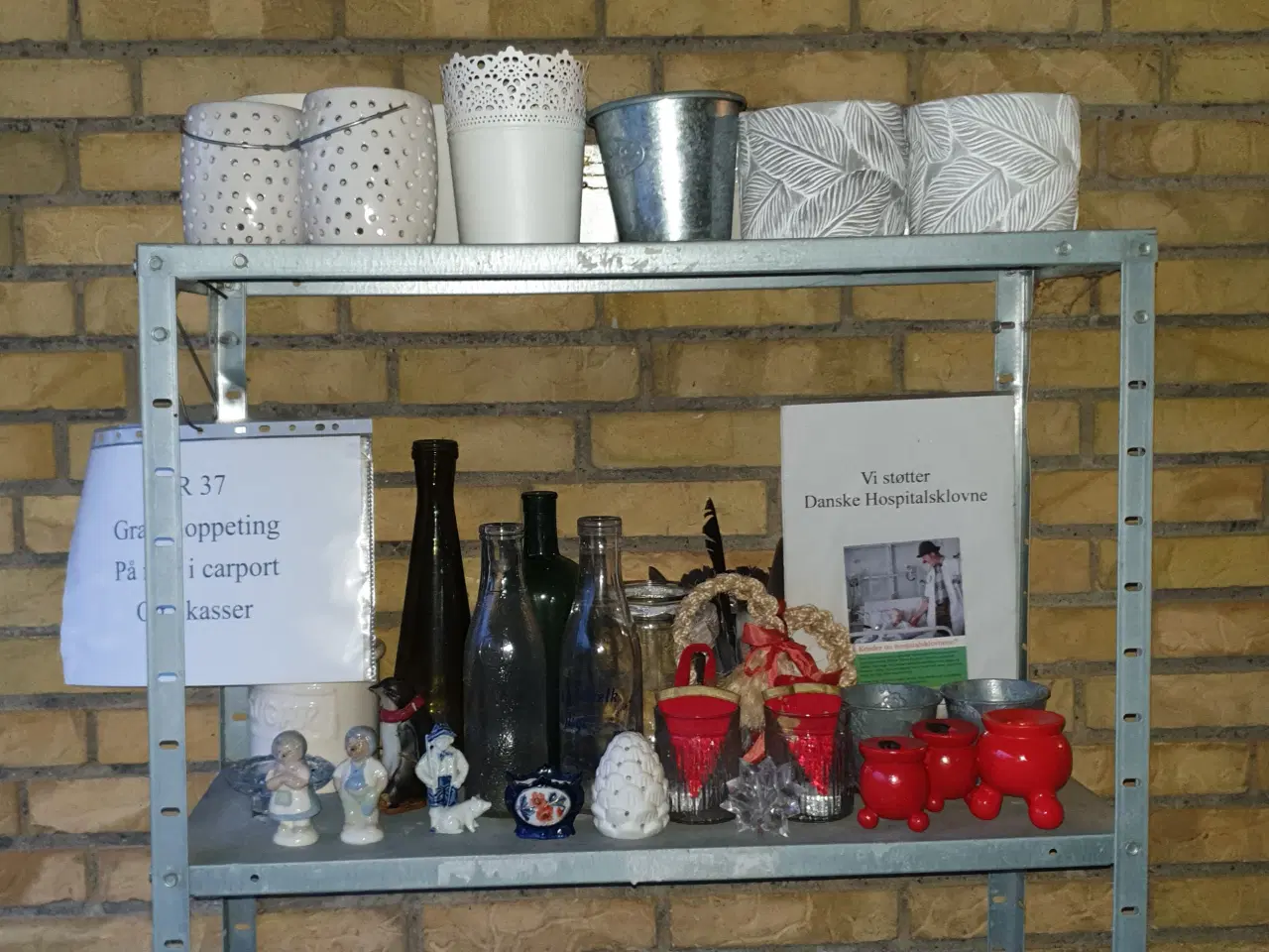 Billede 1 - GRATIS  Ting på reol i carport SE 2 fotos