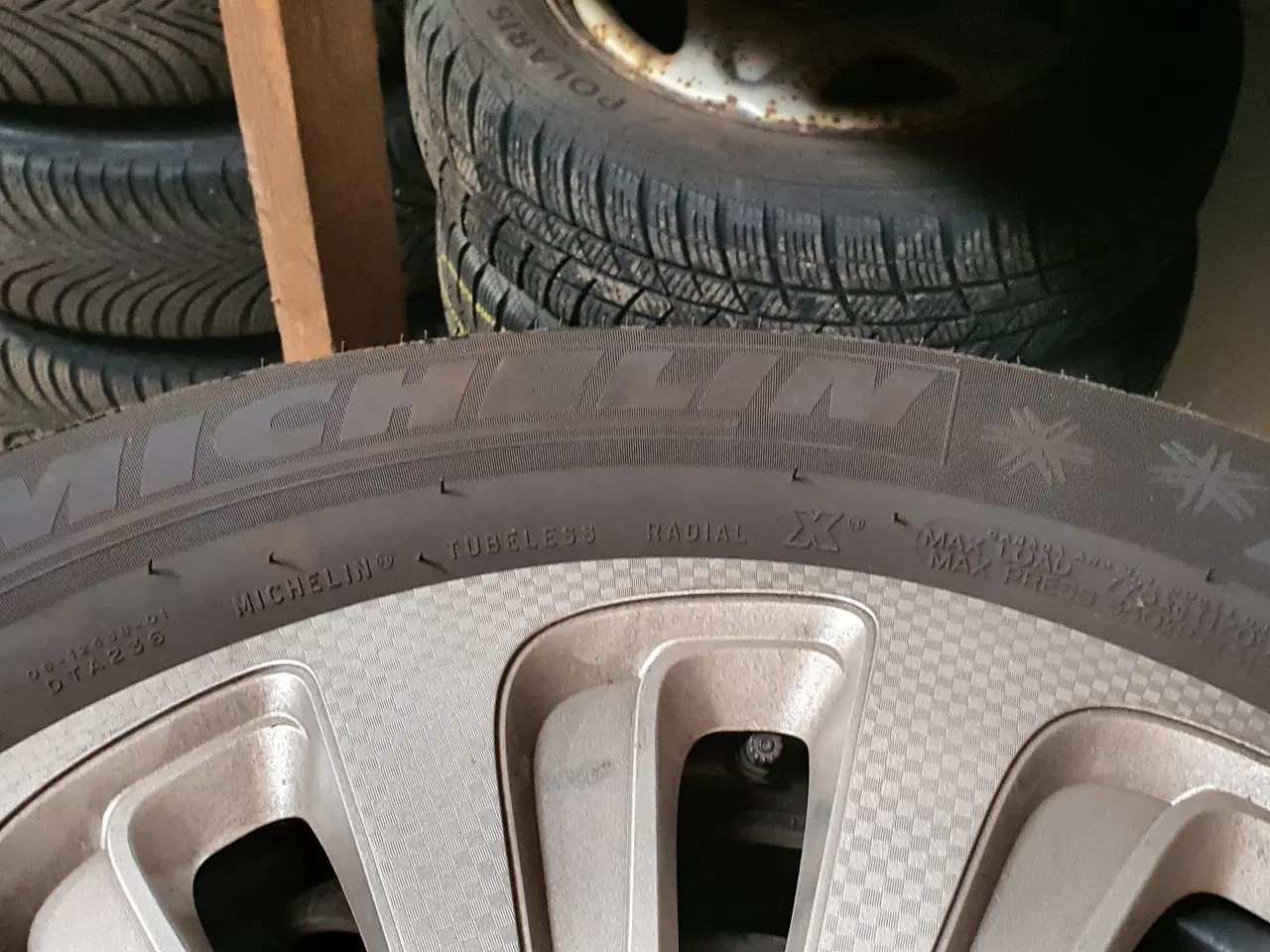 Billede 1 - Vinterdæk m. fælge Michelin 215/65 R17