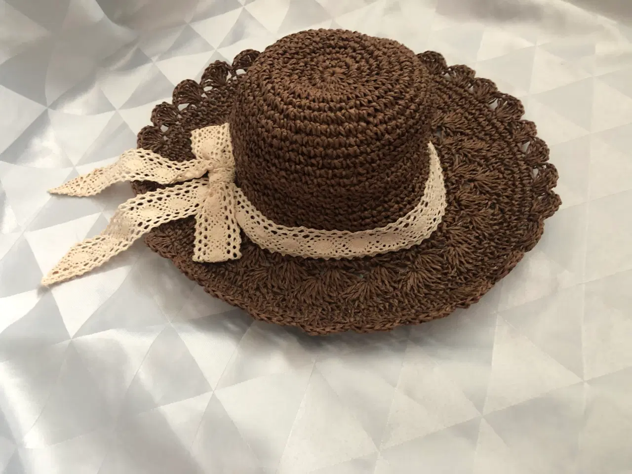 Billede 8 - Sommerhat i brun og med beige kantbånd 
