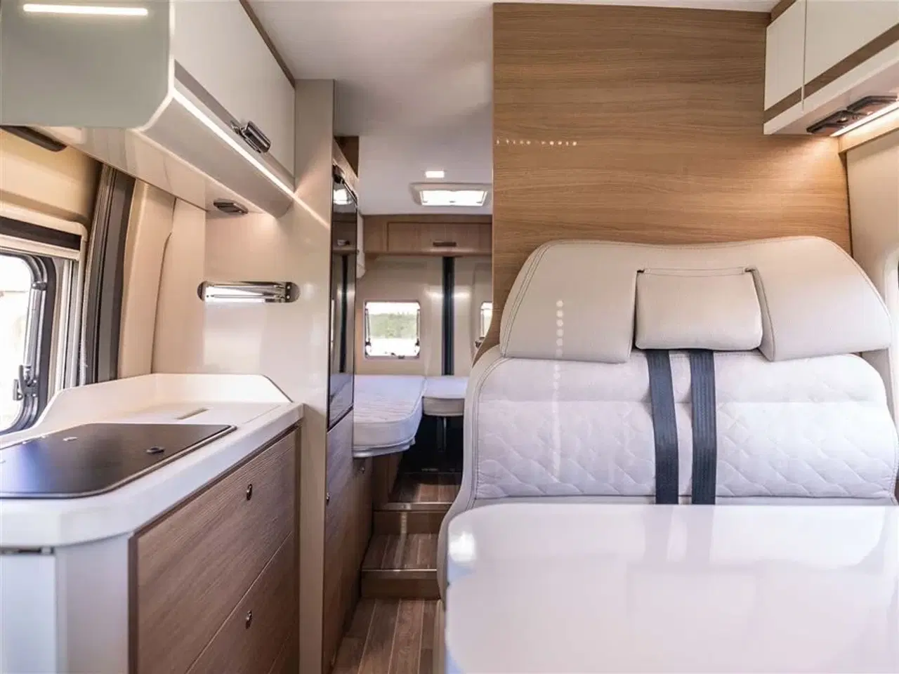 Billede 3 - 2020 - McLouis Menfys Van 04 Prestige Van med langsgående senge og fyldt med udstyr