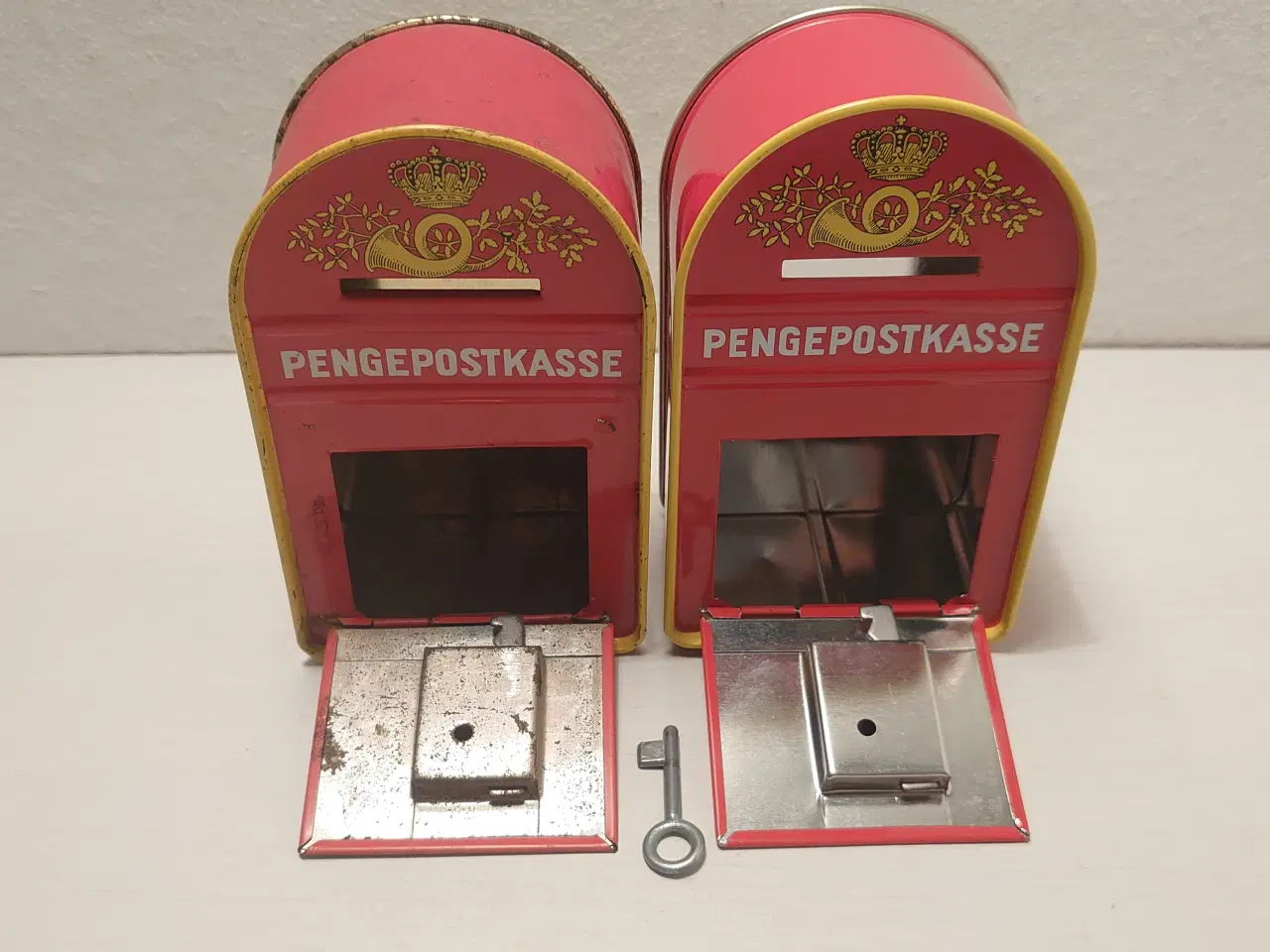 Billede 4 - 2 stk bliksparebøsser/pengepostkasser med nøgle.