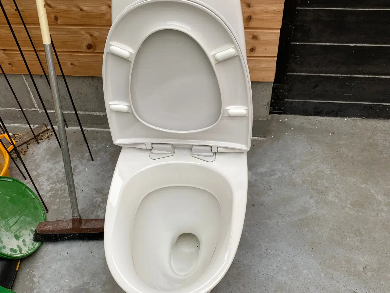 Billede 2 - IFØ Toilet med taps og softclose 3½ år gammel