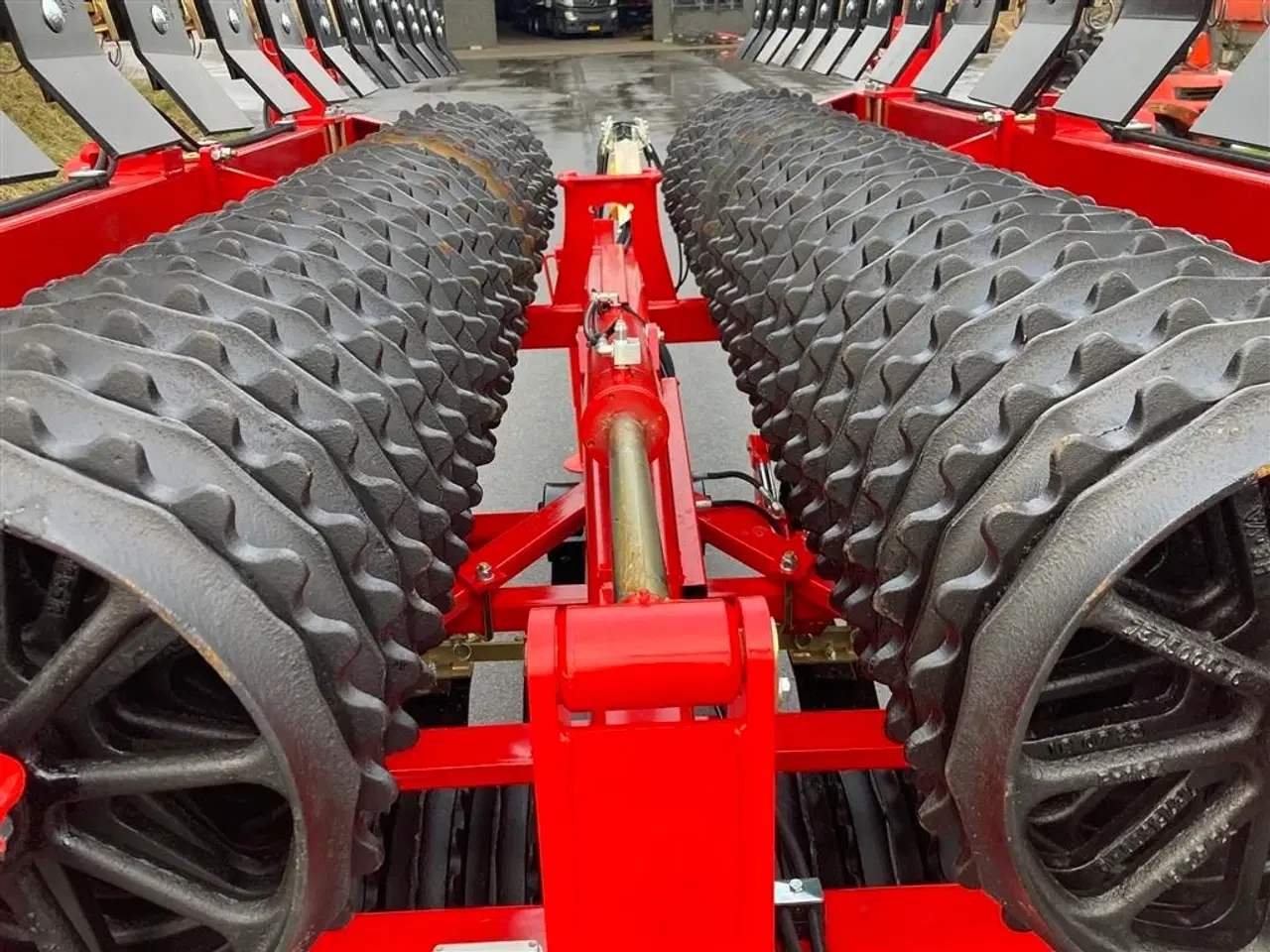 Billede 18 - HE-VA HE-VA TIP ROLLER 8.20 m. Spring-Active-Transfer System - som er en fjederaktiveret vægtoverføring.