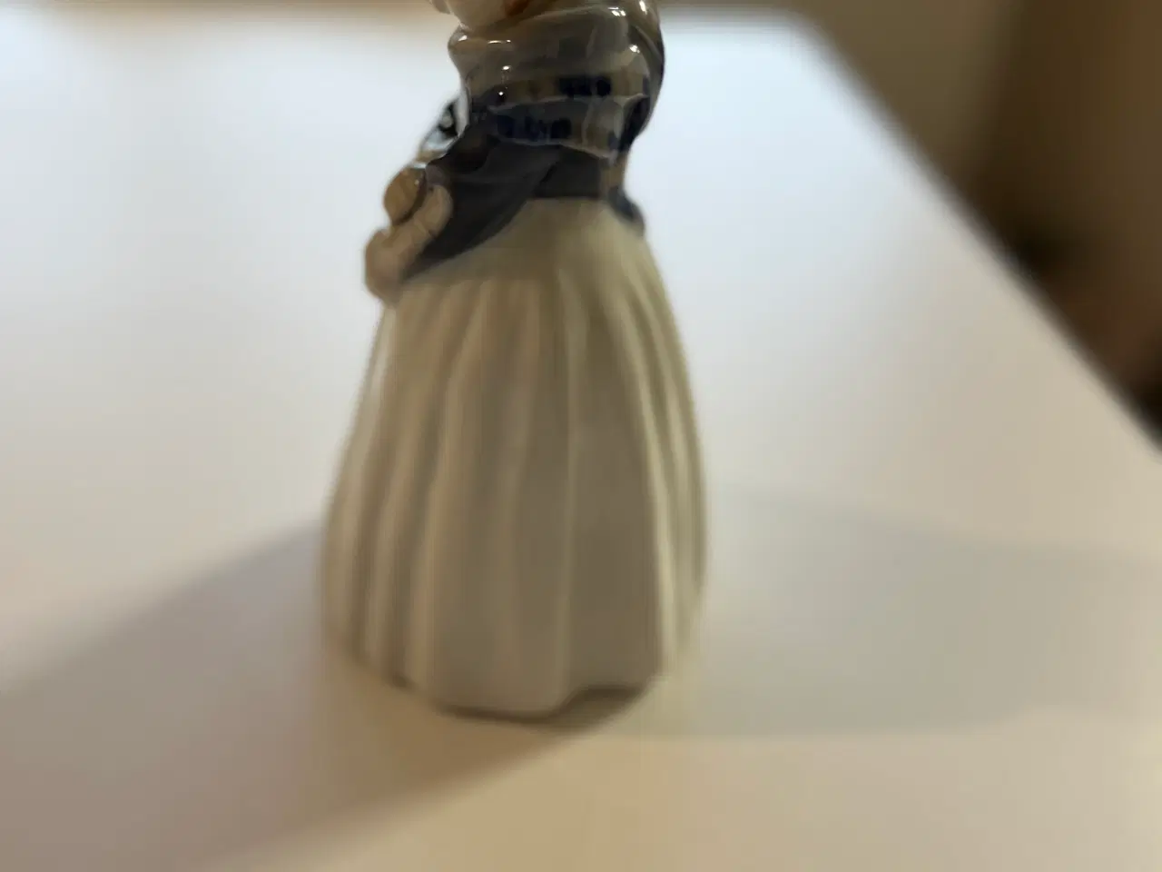 Billede 4 - Sød stående Amagerpige