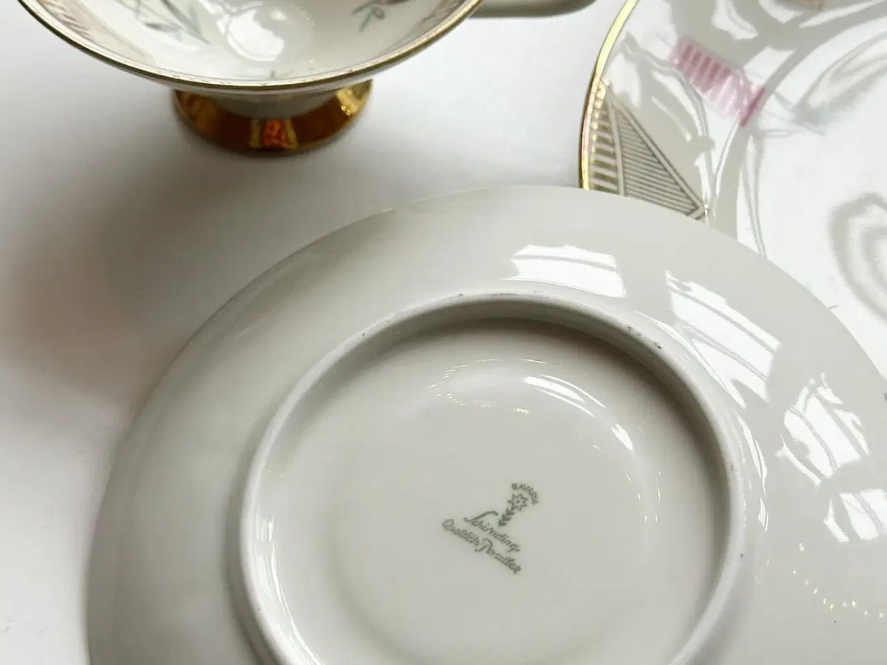 Billede 5 - Triosæt, stor kop m underkop og kagetallerken, grafiske blomster