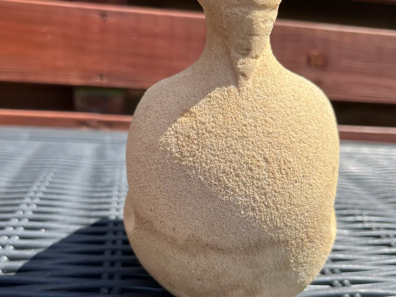 Billede 6 - Sandstens figur af siddende kvinde